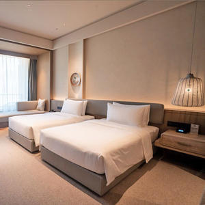 Ensemble de meubles de chambre à coucher modernes et durables, personnalisés pour hôtel, Airbnb, appartement en location, cadre de lit en bois avec tête de lit et tables de chevet - Product Image 4