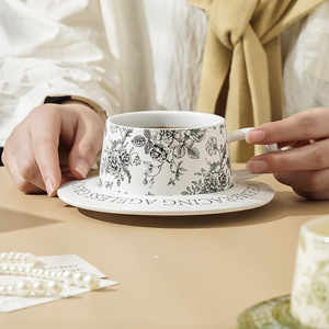 Taza de café de cerámica de 250 ml con diseño vintage de rosas, con platillo y caja de regalo para presentaciones. - Product Image 3