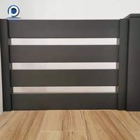 Clôture de panneaux d'intimité minimalistes en alliage d'aluminium et WPC sur mesure, résistante à la corrosion, design plat et élégant pour parking