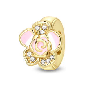 Esta colección de pulseras y colgantes de latón blanco adorables presenta diseños de mariposas, flores, zorros y rompecabezas. - Product Image 3