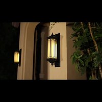 Lampe murale solaire moderne d'extérieur IP65 étanche en alliage d'aluminium et PC, forme cylindrique carrée, avec verre borosilicate et LED dimmable pour