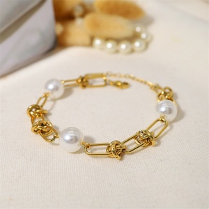 สร้อยข้อมือสแตนเลสวินเทจแบบโซ่ทองประดับมุกสำหรับผู้หญิง - Product Image 3