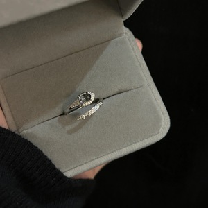 Anillo de Serpiente Enrollada de Plata S925 con Incrustaciones de Diamantes, Versátil, Moderno, Personalizado, para el Dedo Índice, Diseño Único y Exclusivo - Product Image 1