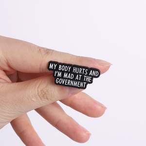 Épinglette en émail personnalisée « Mon corps fait mal et je suis en colère contre le gouvernement », citation drôle, badge en métal, épinglette de revers sarcastique, cadeau - Product Image 2