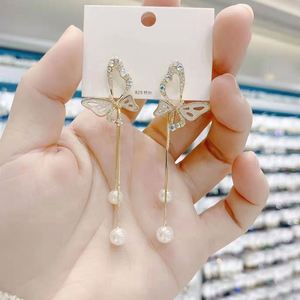 Boucles d'oreilles pendantes tendance en alliage plaqué or 18 carats avec cristaux, strass et perles, design géométrique, nouvelle collection - Product Image 1