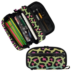 Pochette de papeterie personnalisée à imprimé léopard avec fermeture éclair, trousse scolaire, étui à crayons, organisateur d'accessoires essentiels pour le sac à dos des enfants - Product Image 1