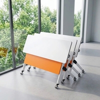 Table de formation moderne blanche pliable à plateau rabattable avec panneau vert, bureau mobile pour salle de classe scolaire avec roulettes pour séminaire et bureau