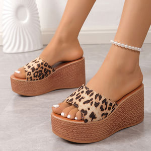 Sandalias de cuña estilo europeo-americano para mujer 2025, pantuflas de verano para exteriores, tallas grandes, color liso, chanclas - Product Image 1