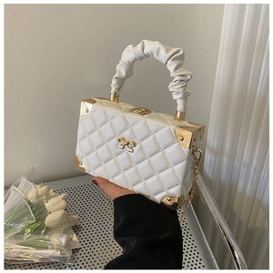 Vendita calda nuovo Designer di medie dimensioni borse in pelle PU per giovani donne carino stile Vintage con catene di decorazione per le ragazze - Product Image 3