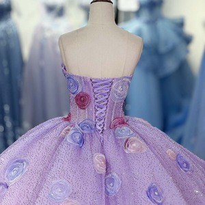 ชุดราตรีงาน Quinceanera รุ่น Dy6978 สีลาเวนเดอร์ ประดับดอกกุหลาบ 3 มิติ ทรงบอลกาวน์ สายรัดคอร์เซ็ท ผ้าทูลล์วิบวับ กระโปรงบานเต็มตัว ประดับด้วยลายปักหลากสี ยี่ห้อ Jancember - Product Image 2