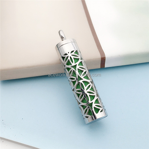Diffuseur d'huiles essentielles en acier inoxydable, pendentif |   Capsule d'aromathérapie rechargeable avec design découpé au laser en plusieurs couleurs - Product Image 6