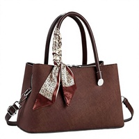 Sac à main élégant en cuir PU avec écharpe, couleur unie, grand format, fermeture éclair, bandoulière réglable, décorations chaînes, polyester