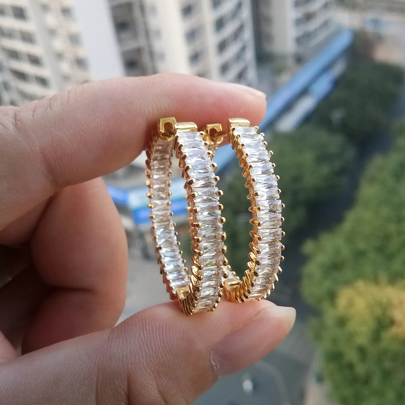 FOXI Jewelry Diamond Hoop Earrings 18K Gold Plated Cubic Zirconia Huggie Earrings