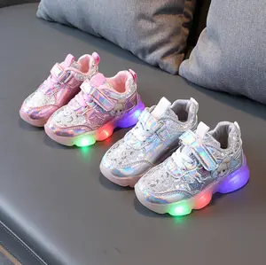 子供靴男の子女の子スポーツカジュアルシューズファッションキッズスニーカー通気性LED靴で赤ちゃんの子供のために点灯