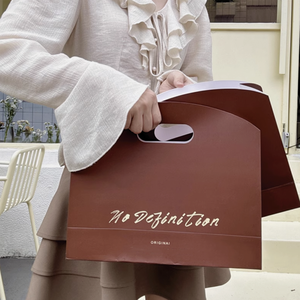 Bolsa de papel de regalo impresa de lujo Diseño troquelado personalizado Bolsas de papel de compras al por menor con su propio logotipo - Product Image 1