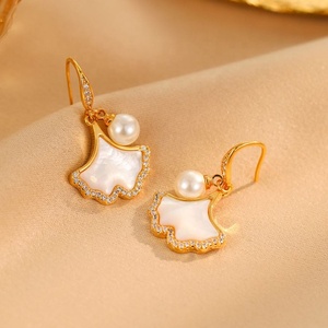 Pendientes de Perlas de Imitación con Diseño Geométrico de Latón de Alta Gama, Regalo de Perlas Cultivadas de Lujo para Mujeres con Sentido de la Moda - Product Image 5
