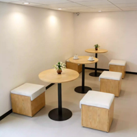 Table et chaises modernes en bois massif pour café commercial, combinaison pour salon de thé, table à manger carrée de petite taille pour pâtisserie