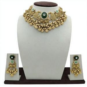 Ensemble collier ras-de-cou lourd plaqué argent traditionnel avec perles centrales en pierre verte et boucles d'oreilles assorties - Product Image 3