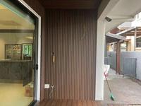 Panneau mural WPC imperméable et écologique pour la décoration de façade de maison, villa ou hôtel moderne et luxueux