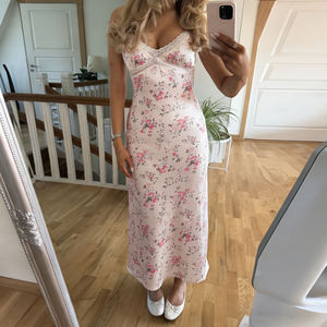 Robe longue française Sweet Pure Desire à col en V, coupe ajustée, bretelles spaghetti, style vacances romantiques, avec empiècements en dentelle - Product Image 1