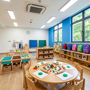 Ensemble de meubles d'organisation de classe intégrés pour enfants : étagère de rangement en bois, bacs à jouets, table et chaises pour l'aire d'apprentissage préscolaire et de garderie - Product Image 1