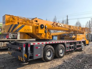 מנוף נייד משופץ מדגם XCM-G QY25K5-1 בעל כושר הרמה של 25 טון, עם זרוע טלסקופית, משומש, במלאי. - Product Image 3