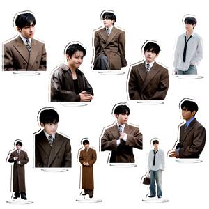 Kpop BT <span class=keywords><strong>Taehyung</strong></span> 10CM Acrílico Standee V HD Foto Dos lados Imprimir <span class=keywords><strong>Idol</strong></span> Modelo de pie Modelo de pantalla Decoración de escritorio Fans Regalo - Product Image 1