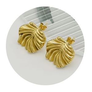 Boucles d'oreilles clous en forme de feuille en acier inoxydable plaqué or, bijoux délicats pour femmes, cadeau d'anniversaire - Product Image 1
