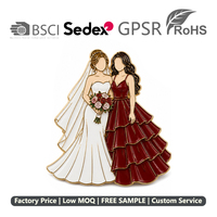 Broche personnalisée en émail dur pour mariée et demoiselle d'honneur, plaquée or, badge de revers, MOQ 50 pièces, OEM ODM pour cadeau de fête nuptiale