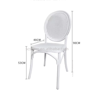Chaise de mariage en plastique blanc, design moderne, élégante et durable, nouvelle arrivée pour les hôtels, la restauration, les mariages, les fêtes et l'utilisation en extérieur