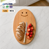 Plateau de service ovale en bois de chêne rouge avec logo personnalisé, motif visage souriant, idéal pour la présentation gastronomique en restaurant (vente en gros)