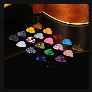 Médiators de guitare en celluloïd avec trou pré-percé, motif marbré coloré, pour la fabrication de colliers et bijoux DIY - Product Image 2