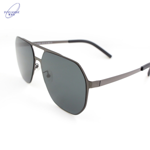 <span class=keywords><strong>Lunettes</strong></span> <span class=keywords><strong>de</strong></span> <span class=keywords><strong>soleil</strong></span> <span class=keywords><strong>de</strong></span> conduite rétro classique unisexe avec logo personnalisé Monture en métal noir à la mode Lentilles PC & Tac gris/argent - Product Image 2