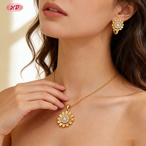 เครื่องประดับเฮงเตี้ยน ชุดเครื่องประดับแฟชั่นชุบทอง 18K จี้รูปดอกเดซี่และแหวนเปิดประดับเพชรซิคอนเกรด AAA ขายส่งสำหรับผู้หญิง เหมาะสำหรับใส่เดท/งานปาร์ตี้ - Product Image 3