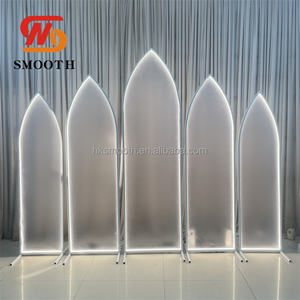 Arche de mariage lisse avec éclairage LED, cadre métallique et panneaux de fond métalliques pour décorations de scène de mariage - Product Image 2
