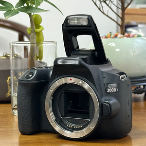 สำหรับกล้อง DSLR EOS <span class=keywords><strong>200D</strong></span> <span class=keywords><strong>II</strong></span> เซนเซอร์ CMOS ขนาด APS‑C พร้อมการ์ดหน่วยความจำ SD เพื่อการบันทึกภาพในชีวิตประจำวันและการถ่ายภาพระหว่างเดินทาง - Product Image 1