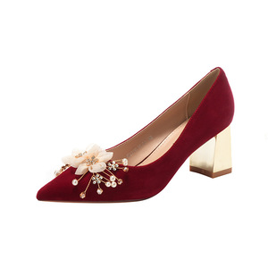 Chaussures de mariage rouges pour femmes, en velours, à talons hauts et épais, avec appliques florales, chaussures de mariée classiques - Product Image 5