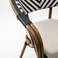 Ensemble table et chaises d'extérieur en alliage d'aluminium moderne et simple, modèle MHD-007, emballé pour la livraison, idéal pour balcon, jardin, restaurant, café, gîte.