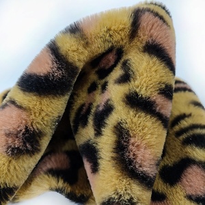 Bán Buôn 100% Polyester Tiger Fur Vải <span class=keywords><strong>PV</strong></span> Lông Cừu Động Vật Sang Trọng In Dệt Kim Ủng Hộ 320gsm 150D Sợi Cho Đồ Chơi Hàng May Mặc Tự Động - Product Image 3