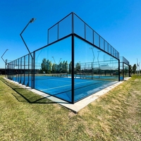 Terrain de padel avec vue panoramique, verre trempé et filet de protection périphérique de type cage en métal