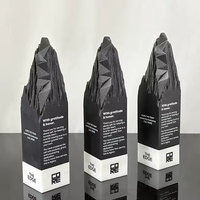 Trophée en marbre noir découpé en forme de montagne avec socle en marbre blanc, vente en gros