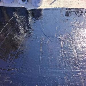 Pintura Asfáltica de Caucho OEM, Revestimiento Impermeable Negro No Curable para Azulejos y Pisos Exteriores y Techos, con 5 Años de Garantía - Product Image 1