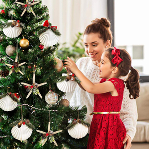Ornements en forme de coquillages et d'étoiles de mer pour arbre de Noël, 12 pièces, artisanat fait main en coquillages et étoiles de mer naturels avec des cônes de pin naturels - Product Image 1