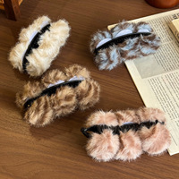 Pince à cheveux en peluche ShilyOS en forme de banane, vente en gros, logo personnalisé, pince torsadée en fourrure, pince à queue de cheval, accessoires capillaires d'hiver pour femmes, OEM