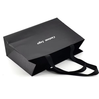 Sac d'emballage cosmétique noir mat personnalisé avec logo imprimé, sac en papier pour vêtements, sac cadeau d'affaires avec nœud en ruban