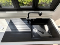 Rumah Kontainer Baja Modular Modern Tahan Cuaca 40ft yang Sudah Terpasang dengan Kamar Mandi, Dapur, dan Dek