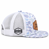 Casquette à visière plate à 6 panneaux avec imprimé abstrait, dos en maille blanche, garniture en corde, patchs logo personnalisés multi-positions et fermeture snapback