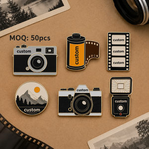 Pin de solapa metálico personalizado por el fabricante, con diseño retro de rollo de película fotográfica y cámara, insignia para amantes de la fotografía, recuerdo y promoción de cámaras - Product Image 1