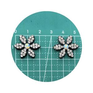 100 pcs/<span class=keywords><strong>Lot</strong></span> en vrac <span class=keywords><strong>pas</strong></span> <span class=keywords><strong>cher</strong></span> 2cm rose cristal fleur perle eau diamant tissu autocollant personnalisation dos plats bricolage perles - Product Image 2