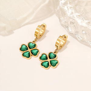 ชุดเครื่องประดับ TZ013 Lucky Flower ทำจากสแตนเลสสตีล 316L ชุบทอง 18K ประดับด้วยพลอย CZ สีเขียว ประกอบด้วยสร้อยคอ สร้อยข้อมือ และต่างหู ไม่หมองคล้ำ - Product Image 6